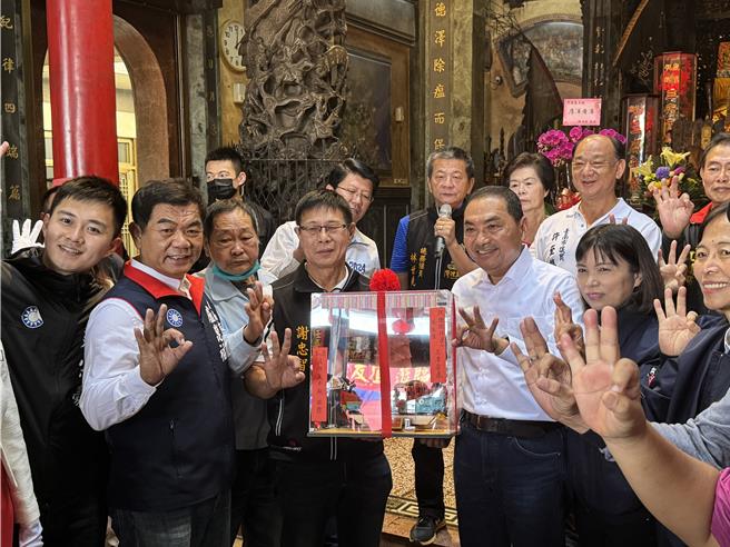 國民黨總統候選人侯友宜（右四）19日中午前往灣裡萬年殿參拜。（曹婷婷攝）