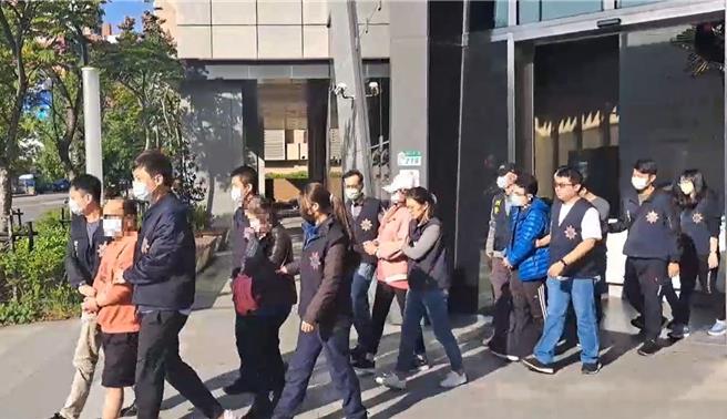 許姓主嫌開設「多多盲盒」詐騙，至少8人被騙900多萬。（警方提供）