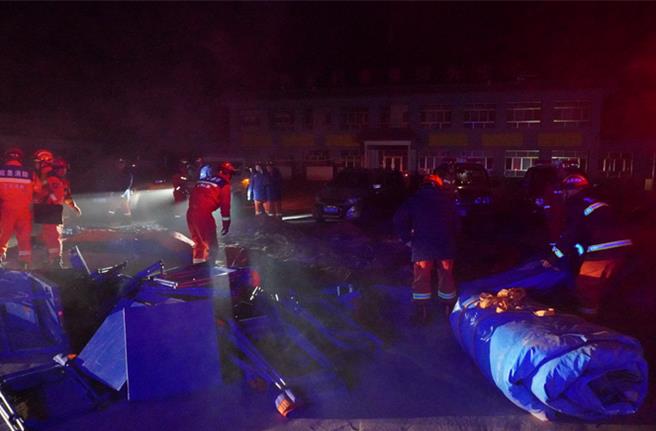 甘肅積石山縣規模6.2地震：原震區近日仍有發生規模5地震可能。圖為甘肅省臨夏回族自治州積石山保安族東鄉族撒拉族自治縣大河家鎮陳家村，現場整理物資開展救援。（新華社）