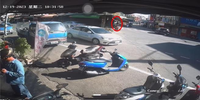 彰化县鹿港镇鹿和路3段今天上午10点半左右，发生1起死亡车祸，1名89岁老妇人在过马路时遭到1辆砂石车撞上，头部重创当场死亡。（民眾提供／吴建辉彰化传真）