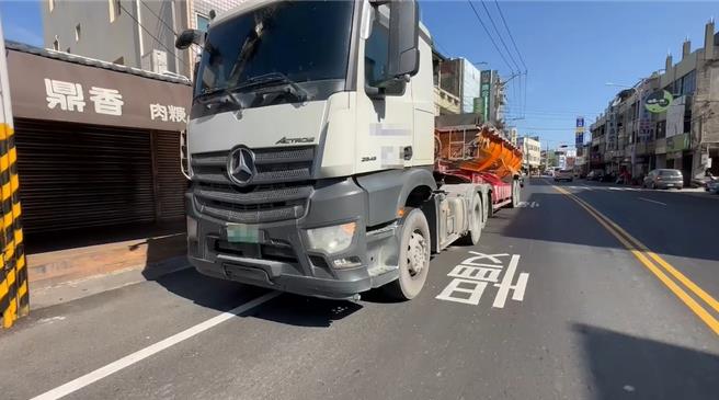 65岁的张姓肇事驾驶表示，当时他绿灯直行，因为视线死角他完全没看到老妇人，已经通过马路后，后方驾驶按喇叭他才停下来。（民眾提供／吴建辉彰化传真）