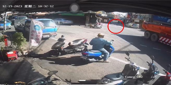 而根据监视器画面来看，老妇人在穿越马路时疑似未走在斑马线，加上穿越马路时，已经从绿灯转为红灯，因此肇事原因仍有待警方厘清。（民眾提供／吴建辉彰化传真）