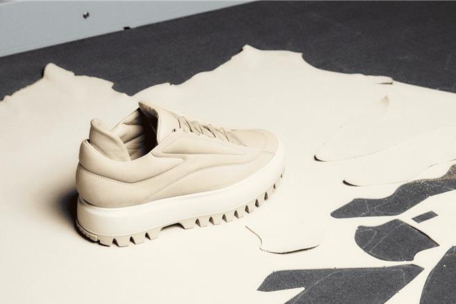 ECCO STREET ACE RAL7000整体鞋身採用圆润的外型，在鞋底配上锯齿状大底设计，同时推出高筒和低筒两鞋款。（ECCO提供／朱世凯台北传真）