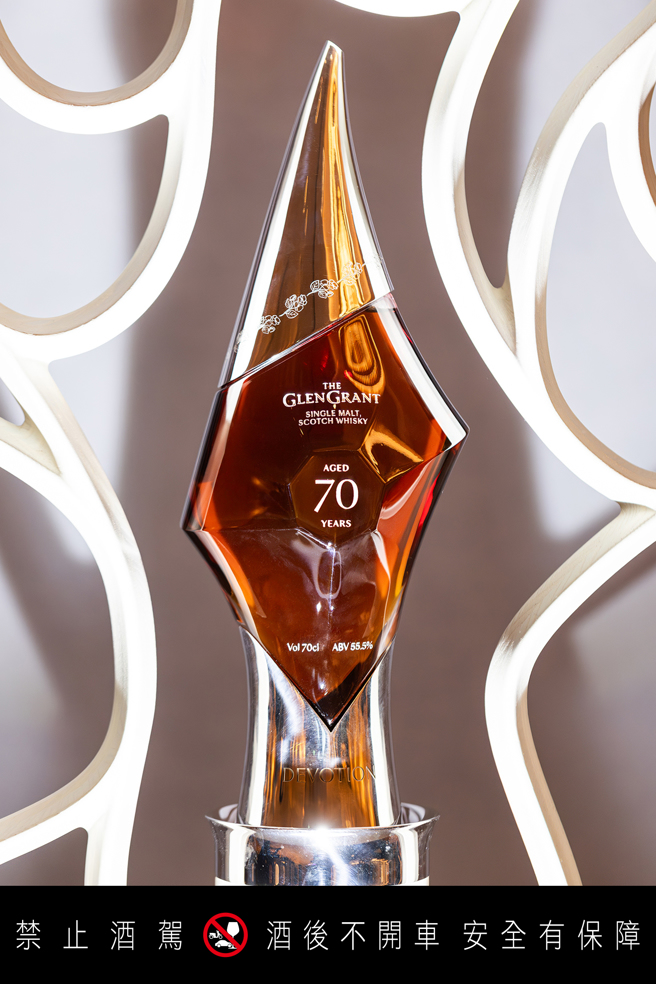 「格兰冠Devotion70年」由酿酒大师Dennis Malcolm及、获奖匠人John Galvin以及GLASSTORM公司的热玻璃大师Brodie Nairn联手打造。（图/欣利 提供）