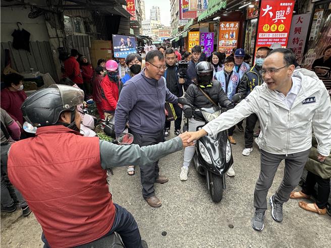 国民党主席朱立伦(右一)今日飞抵金门为立委参选人陈玉珍与侯康配拉票扫街，沿途不少支持者高喊「冻蒜」！（于家麒摄）