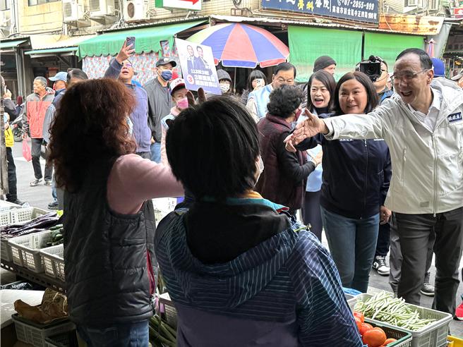 国民党主席朱立伦(右一)今日飞抵金门为立委参选人陈玉珍(右二)与侯康配拉票扫街，沿途不少支持者高喊「冻蒜」！（于家麒摄）