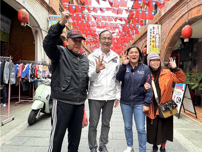 国民党主席朱立伦(左二)今日飞抵金门为立委参选人陈玉珍(右二)与侯康配拉票扫街，沿途不少支持者高喊「冻蒜」！（于家麒摄）