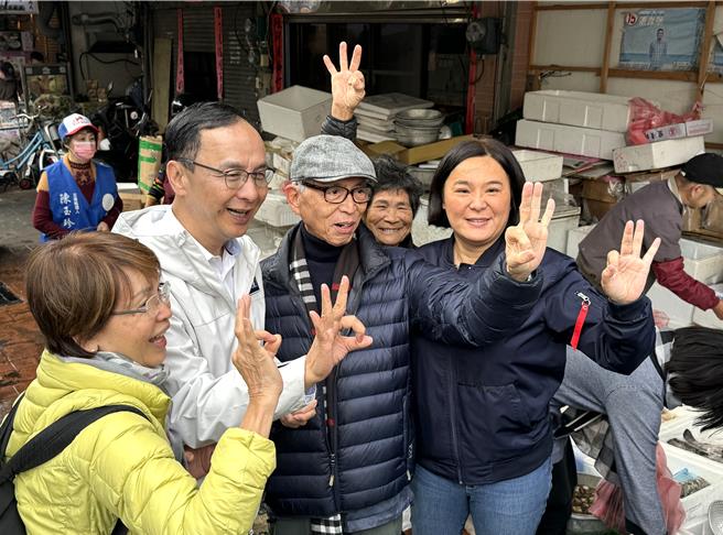 国民党主席朱立伦(左二)今日飞抵金门为立委参选人陈玉珍(右一)与侯康配拉票扫街，沿途不少支持者高喊「冻蒜」！（于家麒摄）