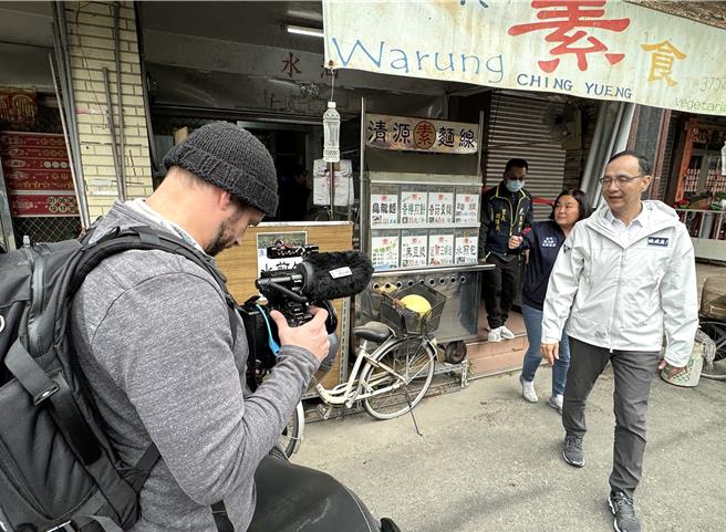 2024大选引发国际关注，国民党主席朱立伦(右)今日飞抵金门为立委参选人陈玉珍与侯康配拉票扫街，也吸引国外媒体(左)前往採访拍摄。（于家麒摄）