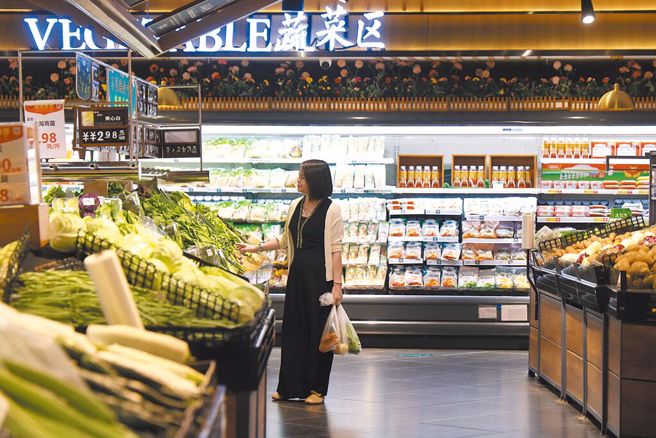 陸國家發改委：預計明年CPI將溫和回升。圖為深圳市民於超市內購物。（中新社）