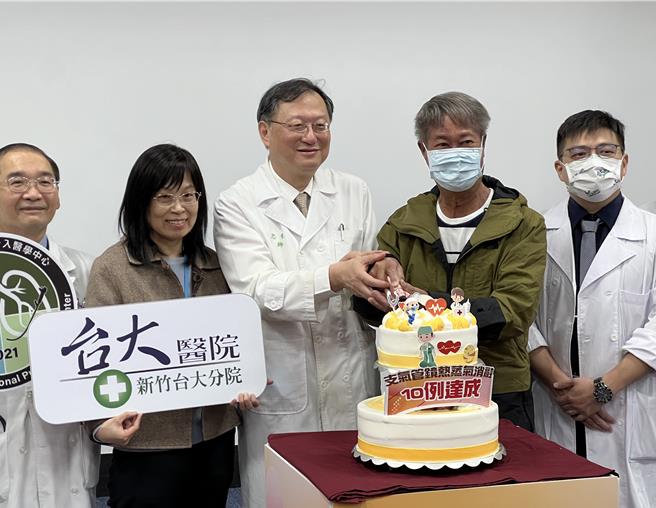 新竹台大分院創全國之先引進支氣管鏡熱蒸氣消融術，風險低且恢復時間短，2年前治療首位病人以來，已完成超過10例，病友高先生（右二）回院分享經驗，與新竹台大分院院長余忠仁（右三）、胸腔內科醫師張立禹（右一）合影。（王惠慧攝）