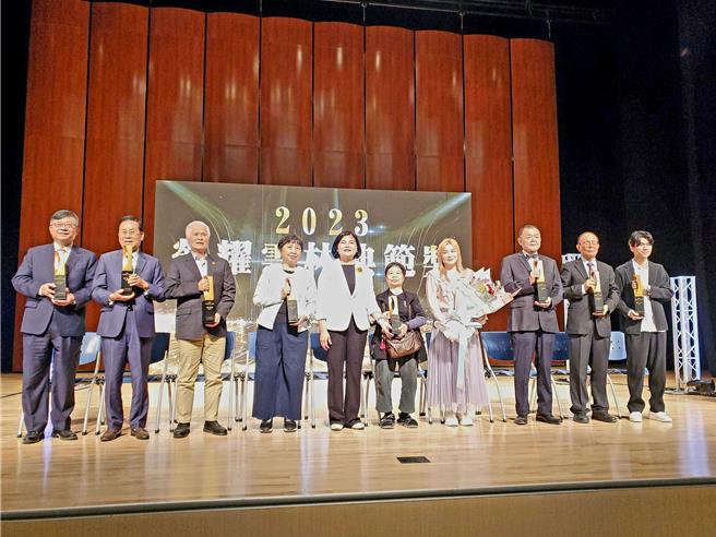 陳樹菊（右五）19日回故鄉雲林縣，接受「榮耀雲林典範獎」頒獎。（周麗蘭攝）