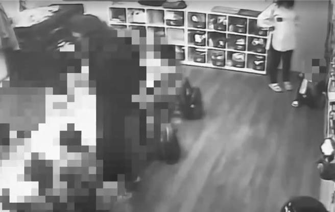 桃園市議員黃瓊慧18日開記者會揭露1間桃園幼兒園有虐童狀況，還不給家長查看錄影畫面。經她要求後，家長們發現6名以上的幼童遭到老師巴頭、拉圍兜兜、體罰、勒脖。（家長提供）