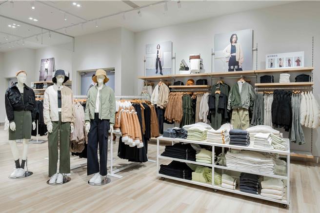 Gap台中LaLaport門市開幕限時贈會員消費裡，同時還有滿額送斜背包活動。（Gap提供／朱世凱台北傳真）