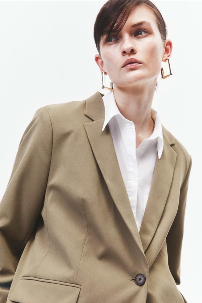 H＆M 2023冬季折扣Sale將於20日開跑，多款單品下殺5折起，買Sale紅標折扣商品3件以上再享9折。（H＆M提供／朱世凱台北傳真）