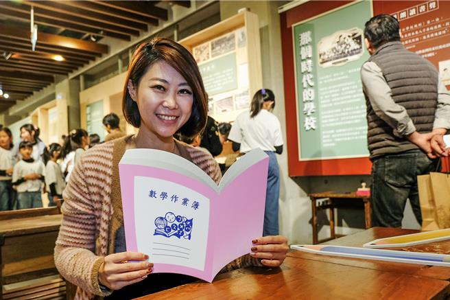 新竹县史馆19日「上课钟响 - 新竹县日治创校百年小学主题展」，除了百年小学老照片，还回早期作业簿等场景，充满浓浓怀旧风。（罗浚滨摄）