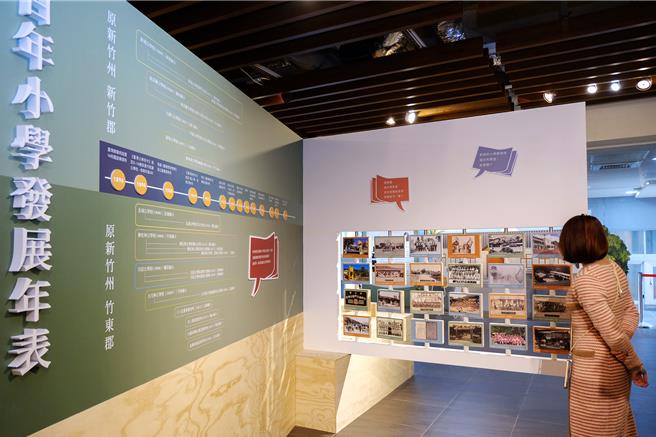 新竹县史馆19日「上课钟响 - 新竹县日治创校百年小学主题展」，匯集24所百年老校的史料、文物老及照片，呈现新竹县一百年来初等教育的变迁。（罗浚滨摄）