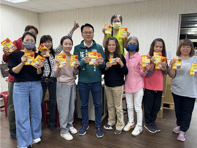 台中第五選區立委參選人莊競程最近推出暖暖包，也讓選民感受一股暖流。（馮惠宜攝）