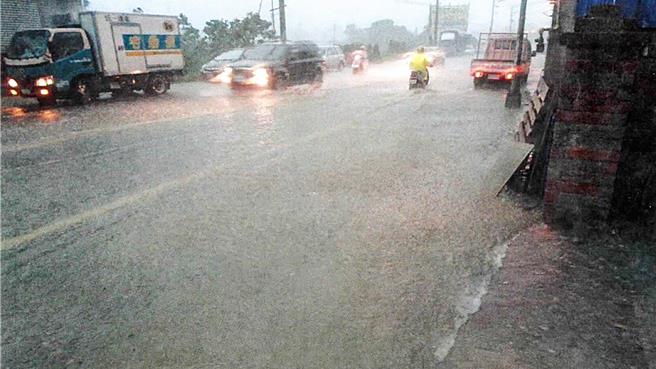 新豐鄉建興路一段遇豪大雨淹水情形。（新竹縣政府提供／羅浚濱新竹傳真）