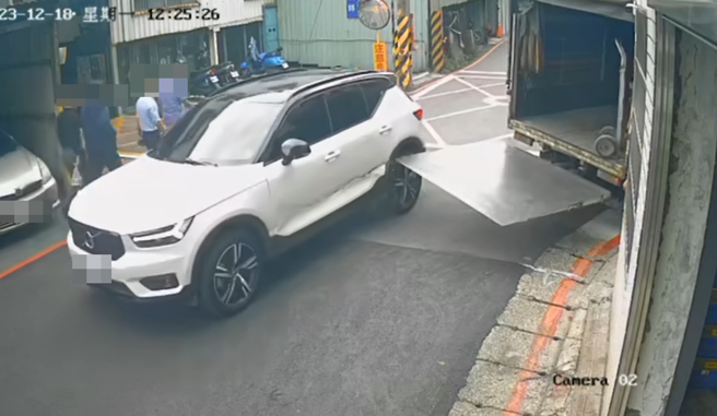 货车转角违停…百万「瑞典坦克」惨遭升降尾门「剖腹」。(翻摄脸书Andy老爹)