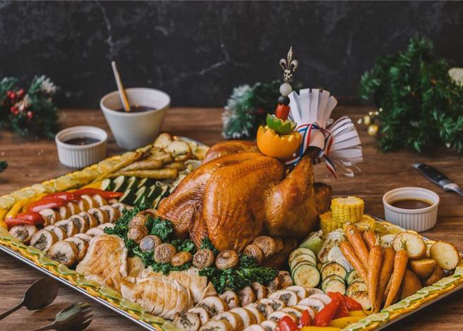 歐風館自助餐廳在平安夜、跨年及元旦的午、晚餐加碼端出威靈頓牛排、爐烤火雞、香料烤羊排等節慶佳餚，餐價每位1680元加1成。(大倉久和大飯店提供)