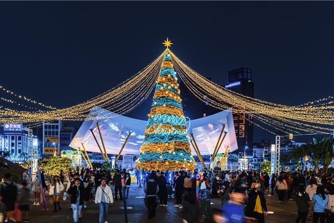 中央公園點亮近25公尺高耶誕樹及周邊光環境作品串連人流，預計週末將持續帶來更大量的人潮與消費。（高雄市政府文化局提供）