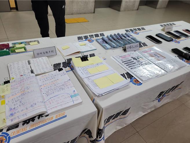 警方查扣到診所病患保險證明單、保險對象名冊、貨品藥品進出單據、診所帳冊、電腦等贓證物。(林郁平攝)