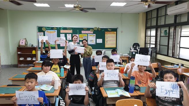 慈濟大學烏克蘭籍生感謝台灣援助，組成教學志工團，每周利用空堂時間到鄰近的太昌國小教小朋友英文及音樂。（慈濟大學提供／羅亦晽花蓮傳真）