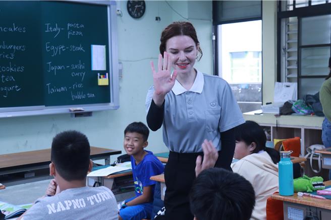 慈濟大學烏克蘭籍生感謝台灣援助，組成教學志工團，每周利用空堂時間到鄰近的太昌國小教小朋友英文及音樂。（慈濟大學提供／羅亦晽花蓮傳真）