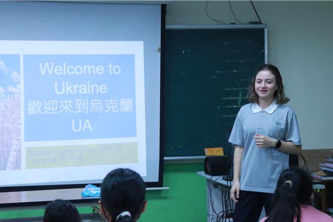 慈濟大學烏克蘭籍生感謝台灣援助，組成教學志工團，每周利用空堂時間到鄰近的太昌國小教小朋友英文及音樂。（慈濟大學提供／羅亦晽花蓮傳真）