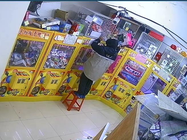 53歲黃姓男竊盜通緝犯於11至12月間，接連在新北土城、桃園中壢犯下9起竊盜案。（翻攝照片／蔡明亘桃園傳真）