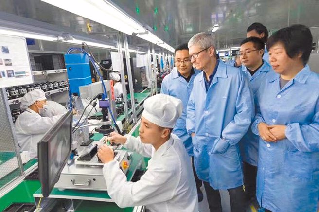 王来春（前排右一）陪同库克（右二）参观立讯生产线。（图／摘自立讯精密官网）