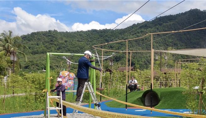 埔里镇福兴温泉区亲子共融公园的游戏滑轨的钢索曾滑脱割伤孩童，且遮阳设施不足，多名南投县县议员提议改善。（资料照片／杨静茹南投传真）