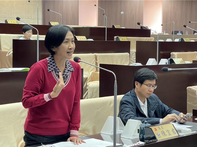 南投县议员陈宜君等人在南投县议会临时会提案，建议福兴亲子公园增设遮阳设施，派员加强巡视。（杨静茹摄）