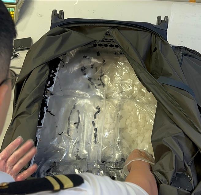 航空警察局與台北關19日宣布破獲企圖走私逾14公斤愷他命來台的香港犯罪集團案，5名成員為規避員警查緝，還上演諜對諜戲碼。除了起訴4名涉案者外，也進一步通緝逃往泰國主嫌。（航警局提供／陳麒全桃園機場傳真）