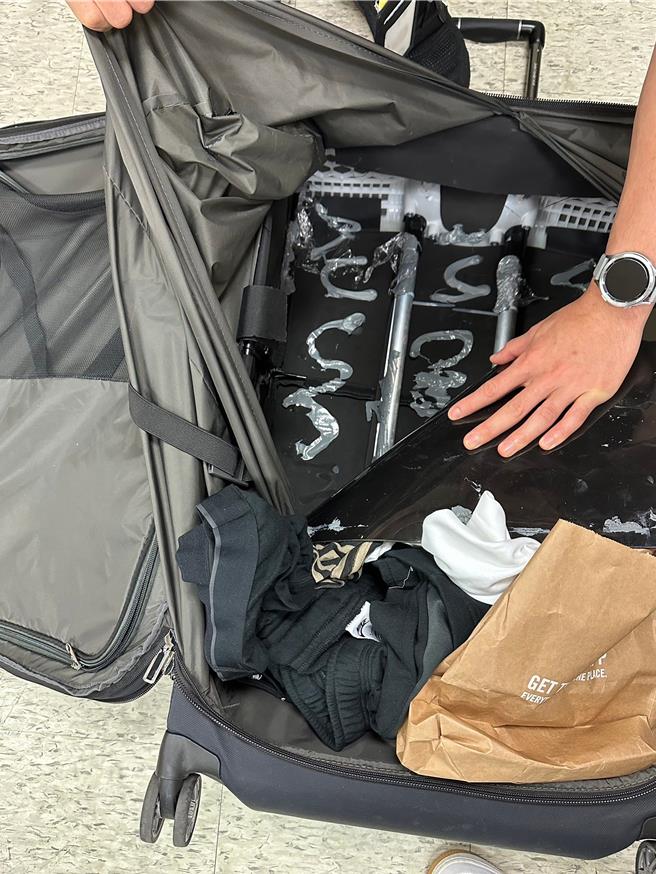 航空警察局與台北關19日宣布破獲企圖走私逾14公斤愷他命來台的香港犯罪集團案，5名成員為規避員警查緝，還上演諜對諜戲碼。除了起訴4名涉案者外，也進一步通緝逃往泰國主嫌。（航警局提供／陳麒全桃園機場傳真）