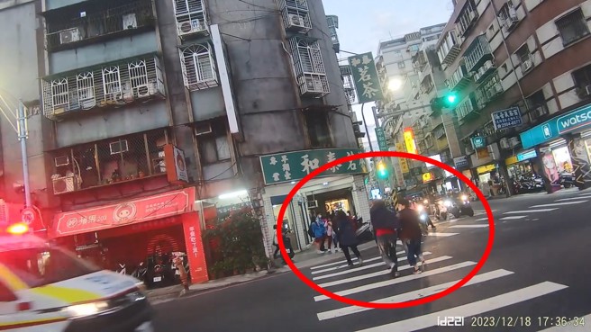 救護車緊急送醫，行人看到救護車靠近才趕緊跑步通過。（翻攝爆料公社）