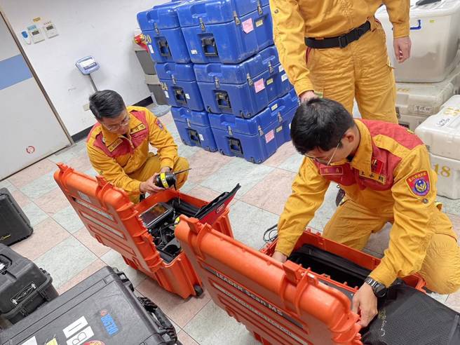 台北市搜救隊輪值人員（72人及2隻搜救犬）進行個人裝備、團體裝備、各項生命搜索儀器整備，一旦接獲外交部或消防署指示，將即刻集結搭乘專機馳援，搶救當地受困災民。（圖／消防局提供）