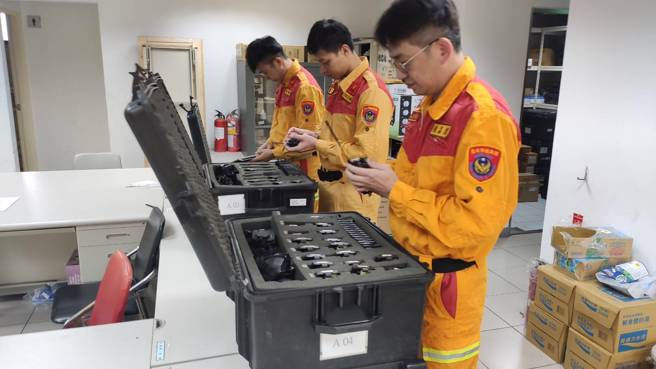 台北市搜救隊輪值人員（72人及2隻搜救犬）進行個人裝備、團體裝備、各項生命搜索儀器整備，一旦接獲外交部或消防署指示，將即刻集結搭乘專機馳援，搶救當地受困災民。（圖／消防局提供）