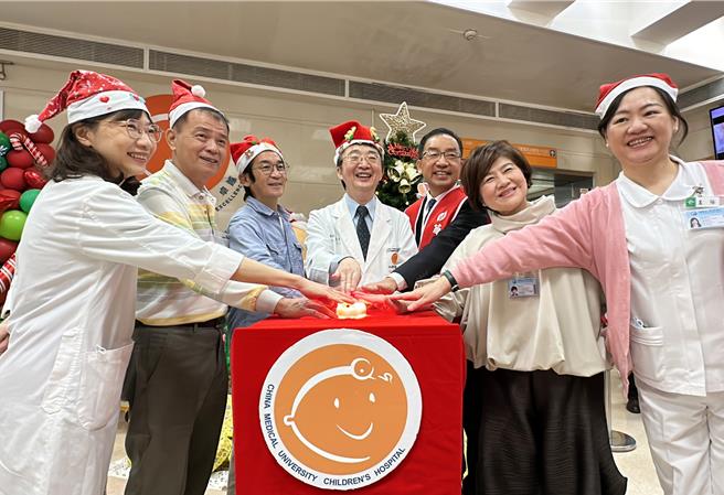 中國醫藥大學兒童醫院舉辦「盼望與愛耶誕點燈」活動，知名導演魏德聖受邀擔任嘉賓，與中醫大兒童醫院院長王志堯等人一起為病童獻上祝福。（中醫大兒童醫院提供／馮惠宜台中傳真）