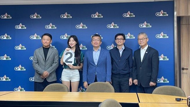 中職19日進行明年季中選秀順位抽籤，台鋼雄鷹由「啦啦隊女神」安芝儇代表抽籤，最後抽中第2順位；富邦悍將保住明年選秀狀元籤。(毛琬婷攝)
