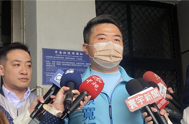 台中立委二选区国民党候选人顏宽恒，19日下午到台中地检署按铃控告对手林静仪公开指称他办餐会贿选、前金后谢及假民调恐吓选民，意图使人不当选，涉嫌违反《选罢法》。（陈淑芬摄）
