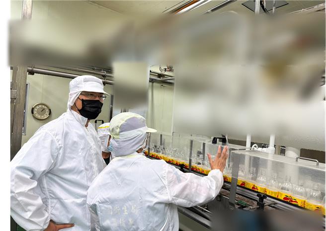 蘋果西打平鎮廠抽驗結果均合格，桃園市衛生局經召集專家學者審議，同意平鎮廠自11月16日起2號、3號產線可正式生產產品。（桃園市衛生局提供／陳夢茹桃園傳真）