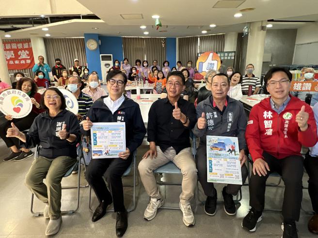 敬老卡、博愛卡新增可搭乘捷運及特約計程車，讓長輩、身障朋友外出更方便、安全。（圖片來源：高雄市社會局提供）
