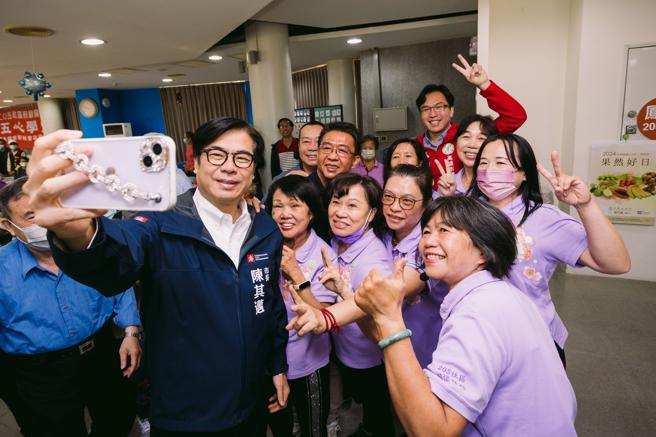 陳其邁與志工們合影自拍（圖片來源：高雄市社會局提供）
