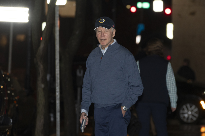 一名46歲男子昨晚駕車撞上保衛總統拜登車隊的美國特勤局車輛，根據報導，拜登的行程並未受到這起事件影響。（圖/美聯社）
