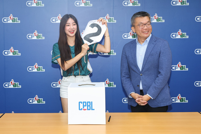 台鋼雄鷹19日由「啦啦隊女神」安芝儇（左）代表抽籤，最後抽中第2順位。（中職提供）