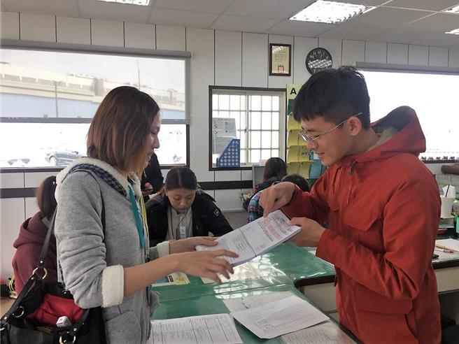 交通部公路局統計，今年到目前為止仍有90萬輛汽機車尚未繳納汽燃費，補繳期限至2024年1月2日，逾期未繳納將開罰並移送強制執行。（公路局提供／蔡亞樺台北傳真）