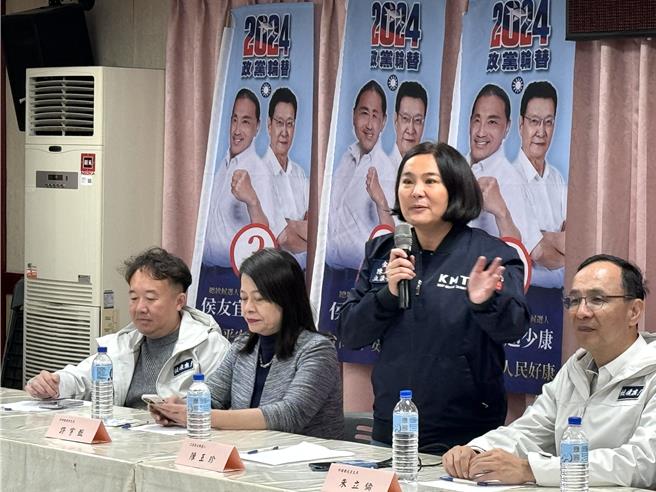 陳玉珍(右二)認為過去4年自己認真的做好每一件事獲得鄉親們不少的肯定，對自己尋求連任很有自信。(于家麒攝)