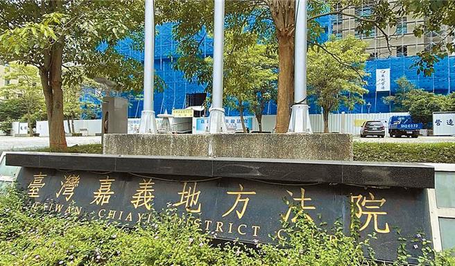 某文化经贸交流协会总会长的卢姓男子疑揪人落地招，又被检举游览车上公开说支持某总统候选人， 遭检警送办。（本报资料照片）